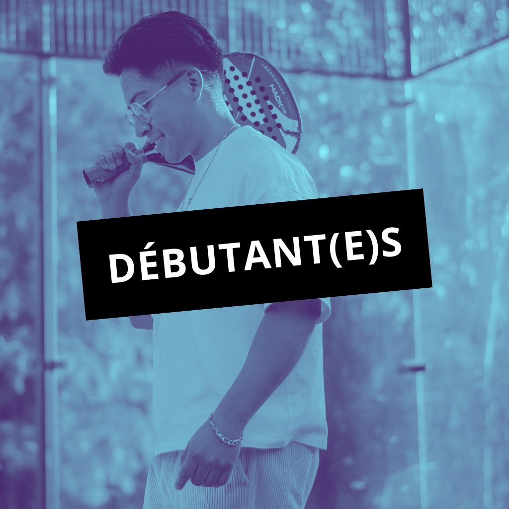 Un joueur débutant le padel dans une ambiance conviviale à Montpellier