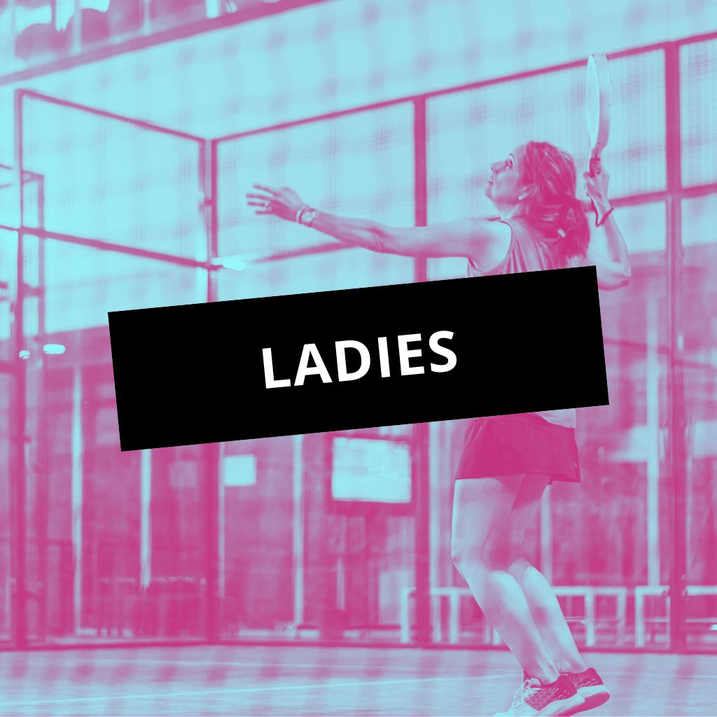 Une joueuse de padel en action sur le court, énergie et convivialité à Montpellier